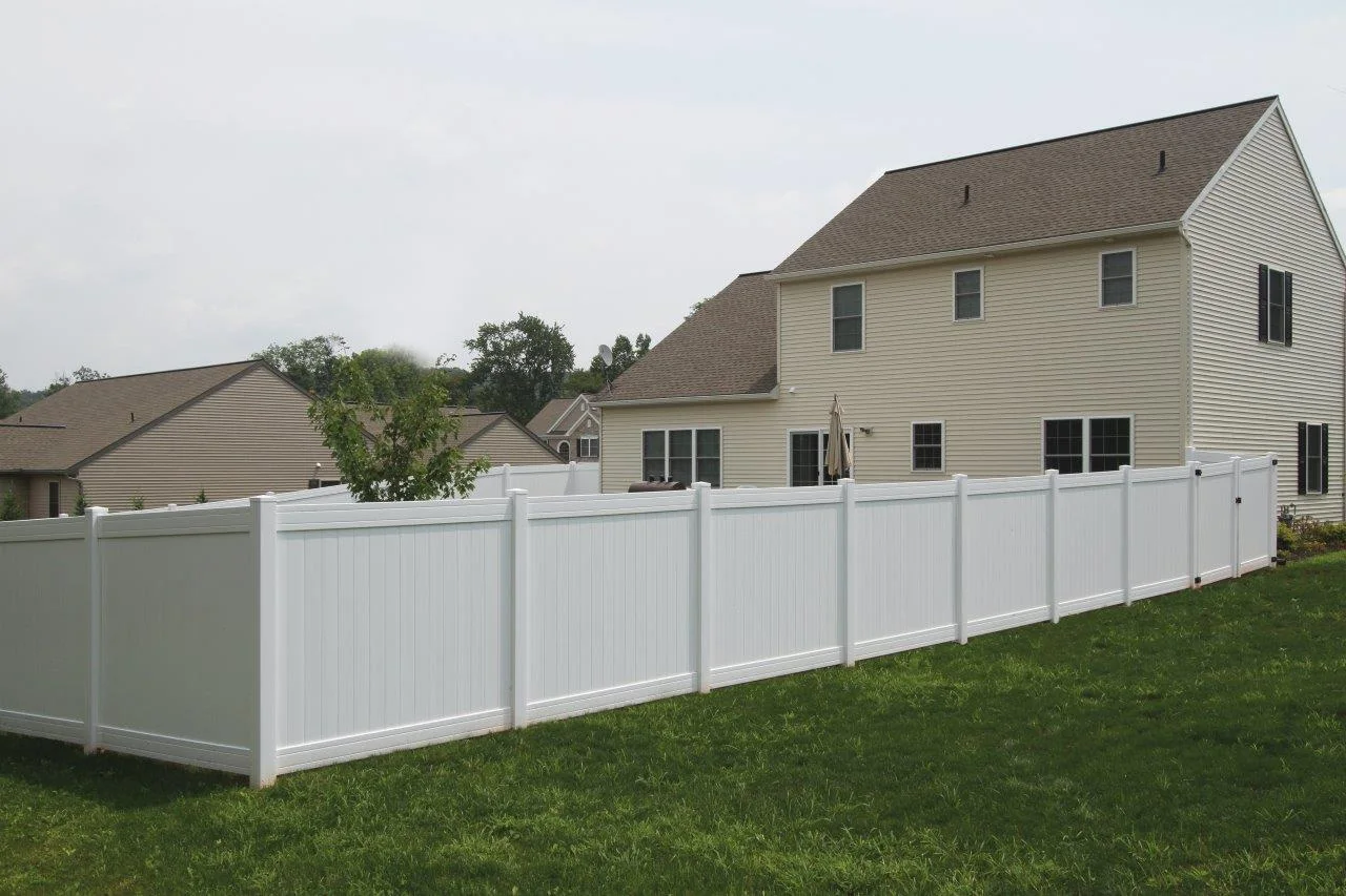 Tan vinyl privacy fence between neighbouring homes